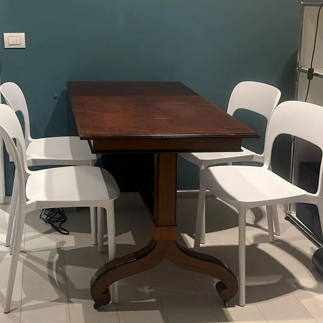 Sedie moderne in plastica bianca con schienale forato